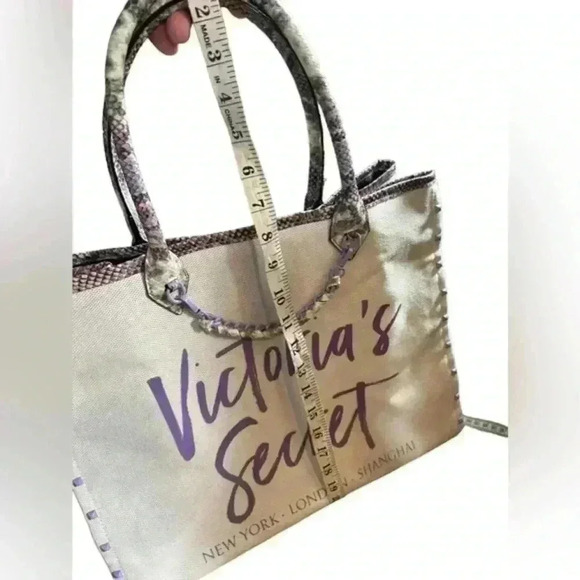 Victoria’s Secret Fashion Show Tote Beach Bag, Cream with Purple Snake Skin New! - Picture 5 of 9